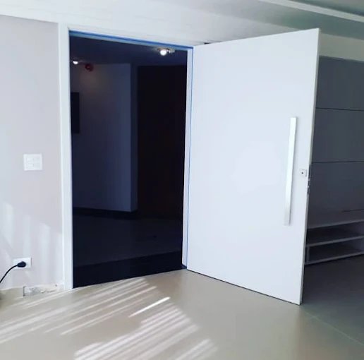 Porta branca instalada pela Linea
