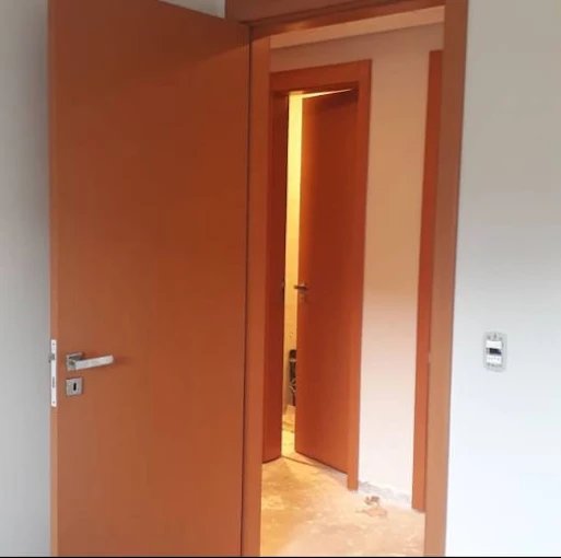Porta de madeira instalada em residência